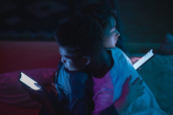 Alertan sobre posibles psicosis y delirios por uso excesivo de chatbots. Imagen: CIEC.