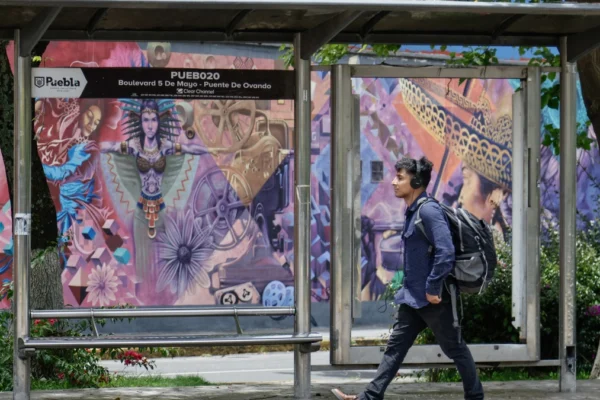 El Ayuntamiento de Puebla busca recuperar y dignificar 487 paraderos de transporte público. Foto: Agencia Enfoque