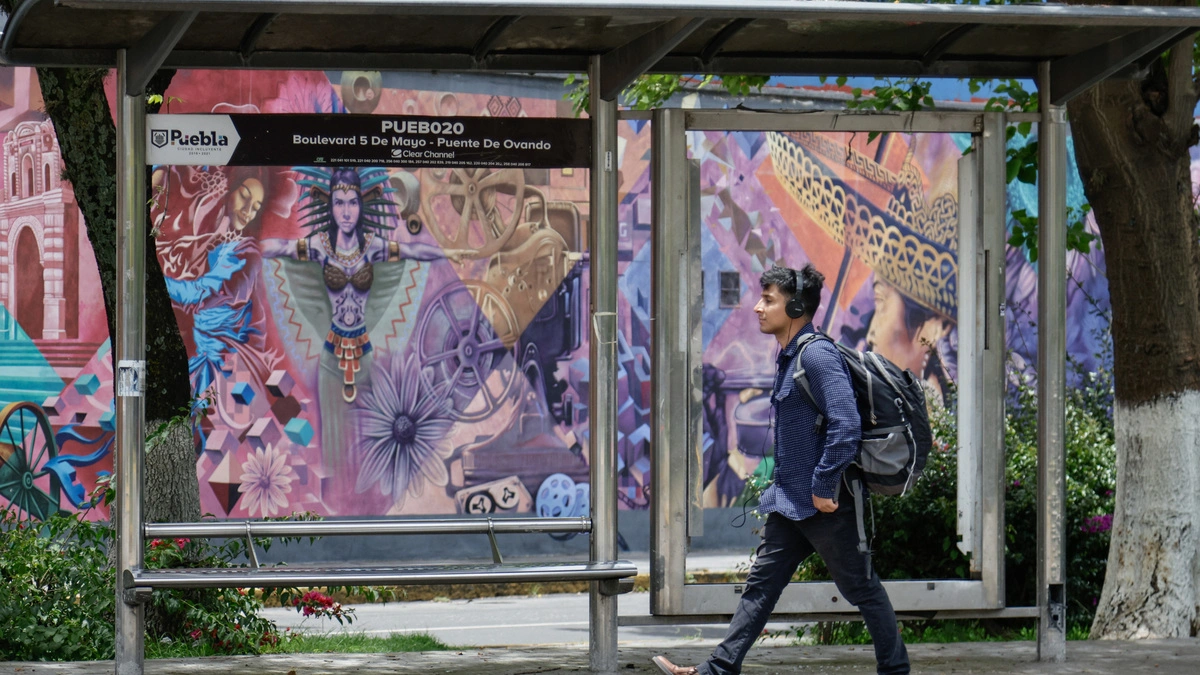 El Ayuntamiento de Puebla busca recuperar y dignificar 487 paraderos de transporte público. Foto: Agencia Enfoque
