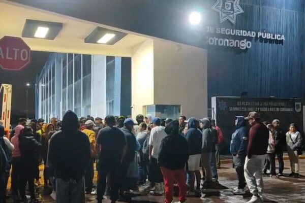 Tras un violento robo en la Avenida Reforma Poniente, habitantes de Coronango salieron a las calles para exigir mayor seguridad.