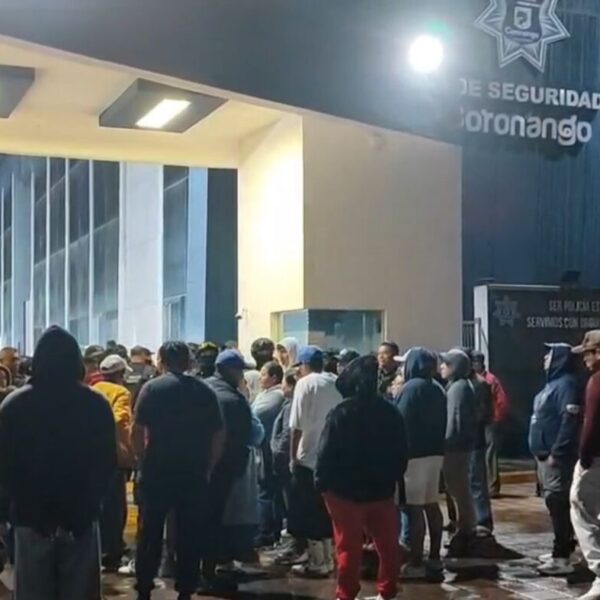 Tras un violento robo en la Avenida Reforma Poniente, habitantes de Coronango salieron a las calles para exigir mayor seguridad.