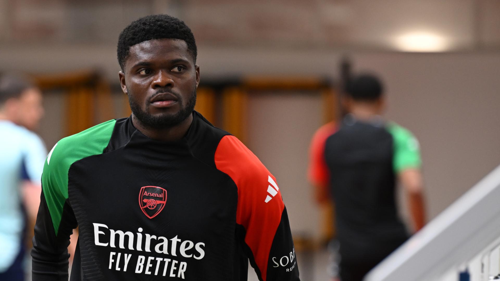 Thomas Partey se une al Villarreal mientras enfrenta proceso judicial en Inglaterra.