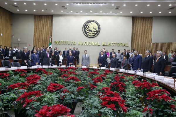 Exconsejeros y exmagistrados fijan postura: piden una iniciativa construida con pluralidad, técnica e integridad democrática. Foto: INE