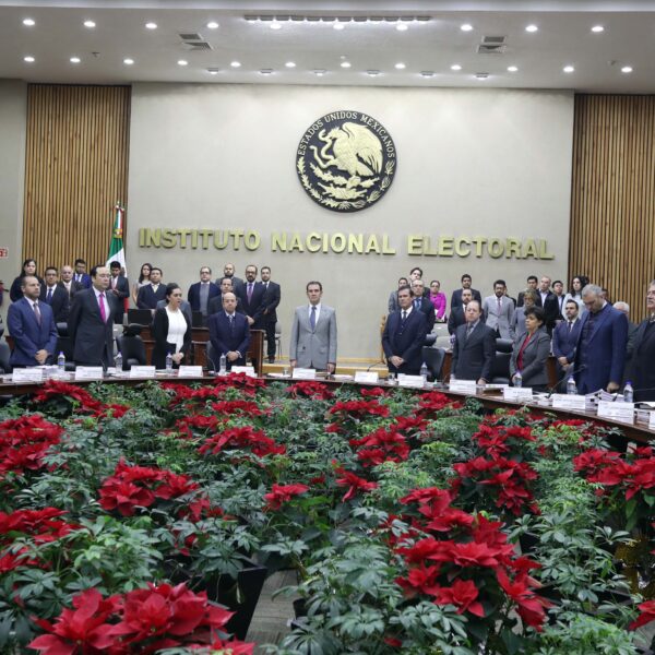 Exconsejeros y exmagistrados fijan postura: piden una iniciativa construida con pluralidad, técnica e integridad democrática. Foto: INE
