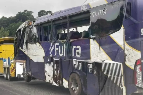 Un autobús de la Línea Futura cayó a un barranco de 15 metros en la carretera México-Tuxpan, en Huauchinango, Puebla. Foto: Expresión Serrana.