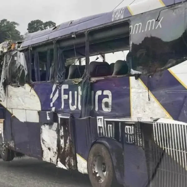 Un autobús de la Línea Futura cayó a un barranco de 15 metros en la carretera México-Tuxpan, en Huauchinango, Puebla. Foto: Expresión Serrana.