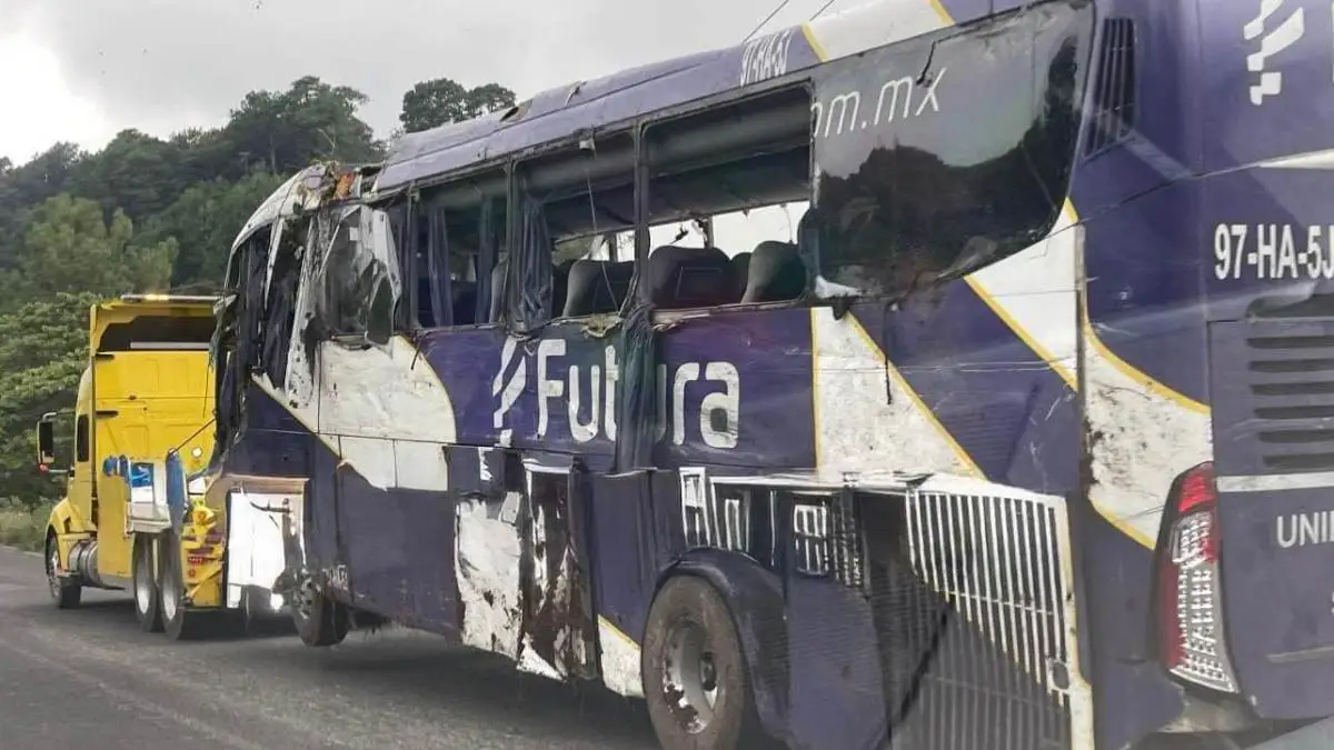 Un autobús de la Línea Futura cayó a un barranco de 15 metros en la carretera México-Tuxpan, en Huauchinango, Puebla. Foto: Expresión Serrana.