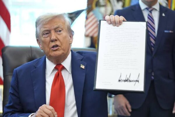 Donald Trump anunció que impulsará la pena de muerte para los responsables de homicidios en Washington D. C., ciudad donde la medida fue abolida en 1981. El presidente argumenta que se trata de una acción preventiva frente al aumento de crímenes y tras asumir control federal sobre la policía local. Foto: AP.