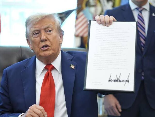 Donald Trump anunció que impulsará la pena de muerte para los responsables de homicidios en Washington D. C., ciudad donde la medida fue abolida en 1981. El presidente argumenta que se trata de una acción preventiva frente al aumento de crímenes y tras asumir control federal sobre la policía local. Foto: AP.