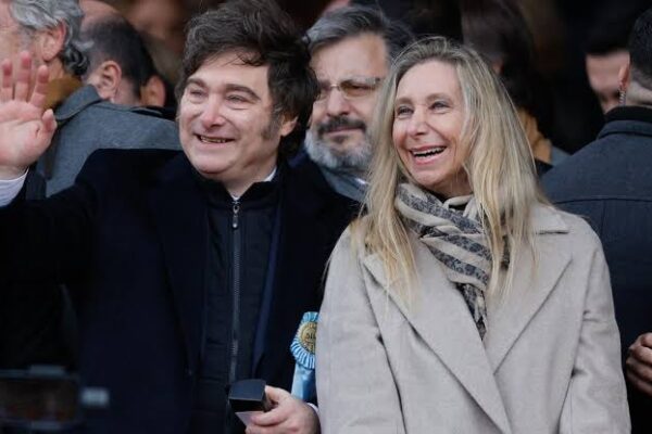 El gobierno argentino enfrenta una crisis política tras la difusión de audios que involucran a Karina Milei, hermana del presidente, en un presunto esquema de coimas ligado a la compra de medicamentos en la Agencia Nacional de Discapacidad. La investigación derivó en allanamientos y en la intervención del organismo. Foto: AP.