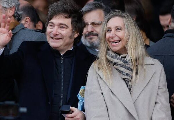 El gobierno argentino enfrenta una crisis política tras la difusión de audios que involucran a Karina Milei, hermana del presidente, en un presunto esquema de coimas ligado a la compra de medicamentos en la Agencia Nacional de Discapacidad. La investigación derivó en allanamientos y en la intervención del organismo. Foto: AP.
