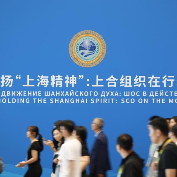 Líderes de Europa y Asia se reunieron en Tianjin para la cumbre de la Organización de Cooperación de Shanghái, un foro que busca ofrecer alternativas a la gobernanza internacional tradicional, con la participación de jefes de Estado, organismos multilaterales y observadores estratégicos. Foto: Europa Press.
