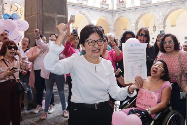 María Lilia Cedillo Ramírez oficializó su registro como candidata a la rectoría de la BUAP para el periodo 2025-2029, con el respaldo de la comunidad universitaria y un mensaje de continuidad enfocado en ampliar la matrícula y garantizar cero rechazos. Foto: EsImagen.