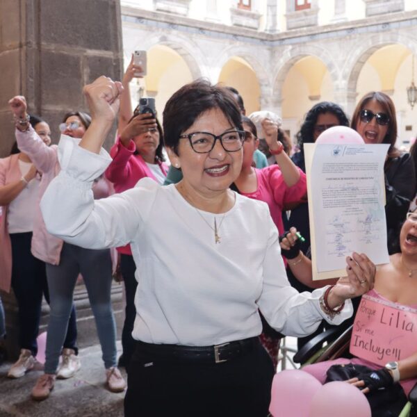 María Lilia Cedillo Ramírez oficializó su registro como candidata a la rectoría de la BUAP para el periodo 2025-2029, con el respaldo de la comunidad universitaria y un mensaje de continuidad enfocado en ampliar la matrícula y garantizar cero rechazos. Foto: EsImagen.