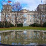 Memorial en Berlín recuerda a las víctimas Sinti y Roma del Holocausto.