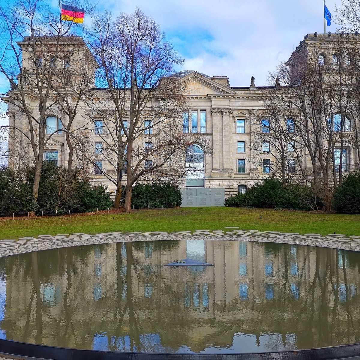 Memorial en Berlín recuerda a las víctimas Sinti y Roma del Holocausto.
