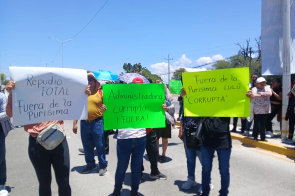 Manifestaciones encontradas en Tehuacán por la destitución de la administradora del Mercado 'La Purísima' revelan divisiones entre comerciantes. Foto: La Jornada.
