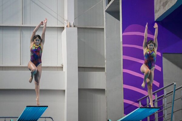 Las gemelas Mía y Lía Cueva Lobato brillaron en Asunción al conquistar el oro en trampolín sincronizado, consolidando su paso en clavados a sus 14 años. Foto: CONADE.