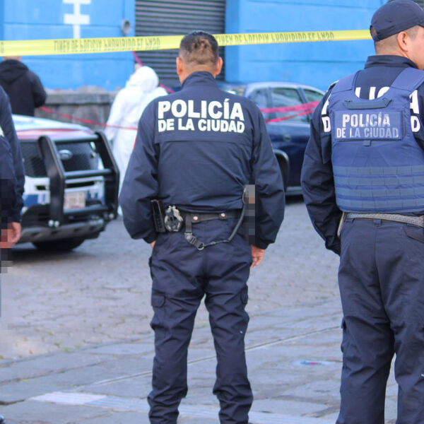 En el centro histórico de Puebla, un hombre fue hallado sin vida dentro de un tambo cerca del Mercado 5 de Mayo, siendo este el tercer cadáver localizado en la zona en menos de una semana, lo que eleva la alerta por violencia en la capital poblana. Foto: Agencia Enfoque.