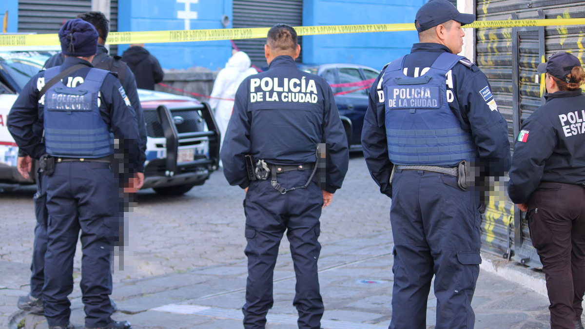 En el centro histórico de Puebla, un hombre fue hallado sin vida dentro de un tambo cerca del Mercado 5 de Mayo, siendo este el tercer cadáver localizado en la zona en menos de una semana, lo que eleva la alerta por violencia en la capital poblana. Foto: Agencia Enfoque.