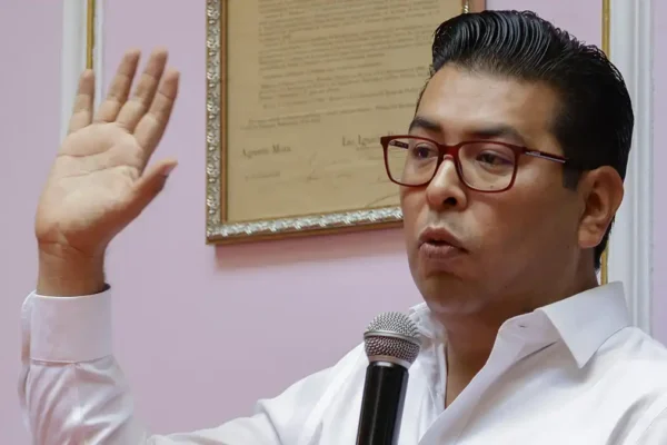 El senador poblano Néstor Camarillo formalizó su incorporación a la bancada de Movimiento Ciudadano en el Senado