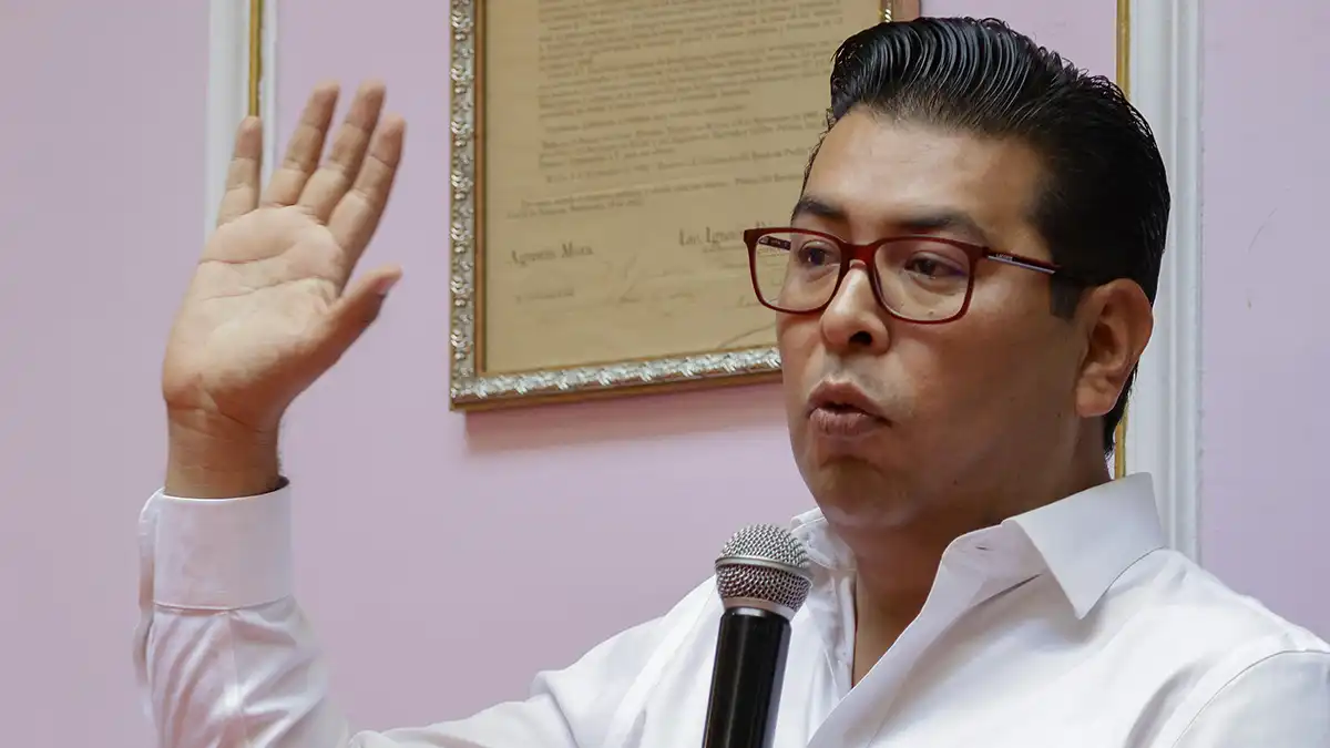 El senador poblano Néstor Camarillo formalizó su incorporación a la bancada de Movimiento Ciudadano en el Senado
