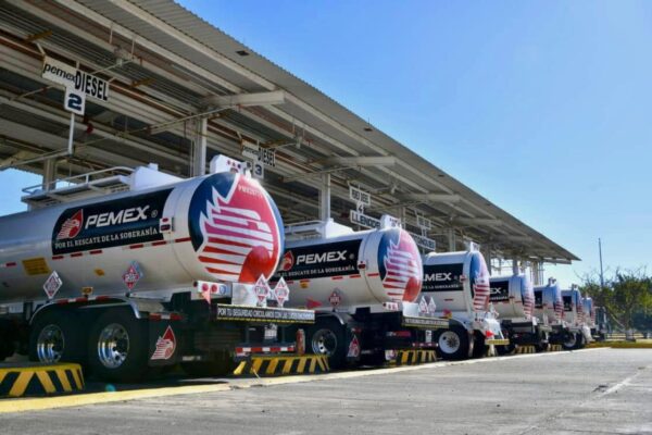 El gobierno federal informó que Petróleos Mexicanos (Pemex) retomará la distribución de gasolinas y diésel.