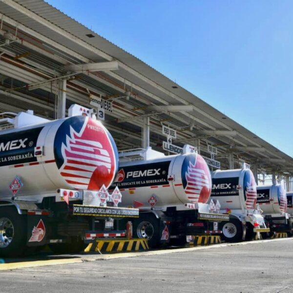 El gobierno federal informó que Petróleos Mexicanos (Pemex) retomará la distribución de gasolinas y diésel.