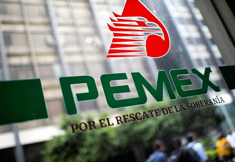 Pemex pone en marcha una estrategia integral que busca devolverle viabilidad sin recurrir a más financiamiento externo.