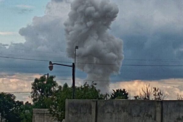 Una explosión en un taller de pirotecnia en Santo Tomás Hueyotlipan, Puebla, dejó cuatro personas sin vida y cuatro más lesionadas. Foto: UNO Tv.