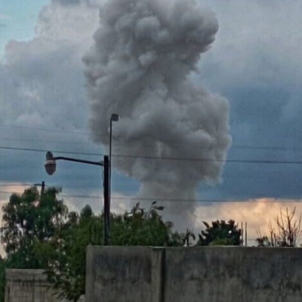 Una explosión en un taller de pirotecnia en Santo Tomás Hueyotlipan, Puebla, dejó cuatro personas sin vida y cuatro más lesionadas. Foto: UNO Tv.