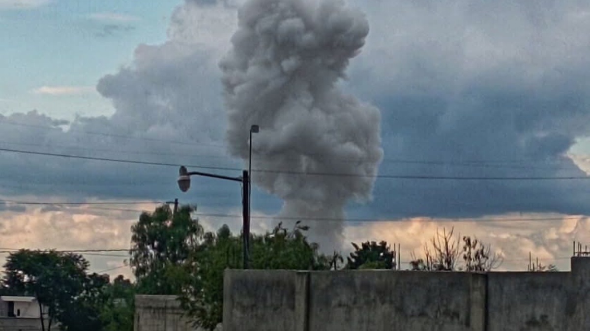 Una explosión en un taller de pirotecnia en Santo Tomás Hueyotlipan, Puebla, dejó cuatro personas sin vida y cuatro más lesionadas. Foto: UNO Tv.