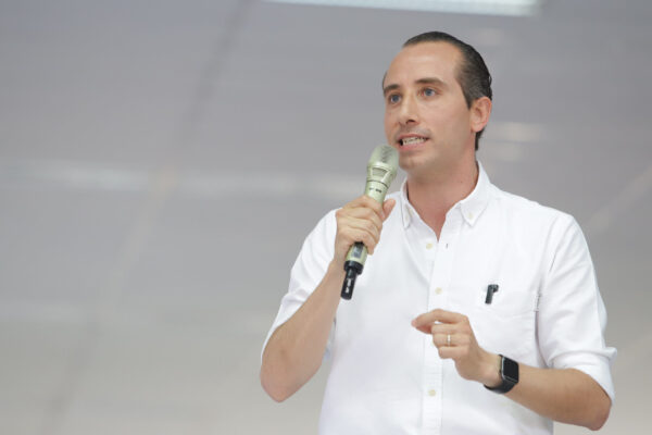 El dirigente estatal del PAN en Puebla, Mario Riestra Piña, mantiene silencio ante las acusaciones del gobernador Alejandro Armenta.