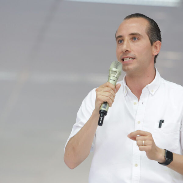 El dirigente estatal del PAN en Puebla, Mario Riestra Piña, mantiene silencio ante las acusaciones del gobernador Alejandro Armenta.