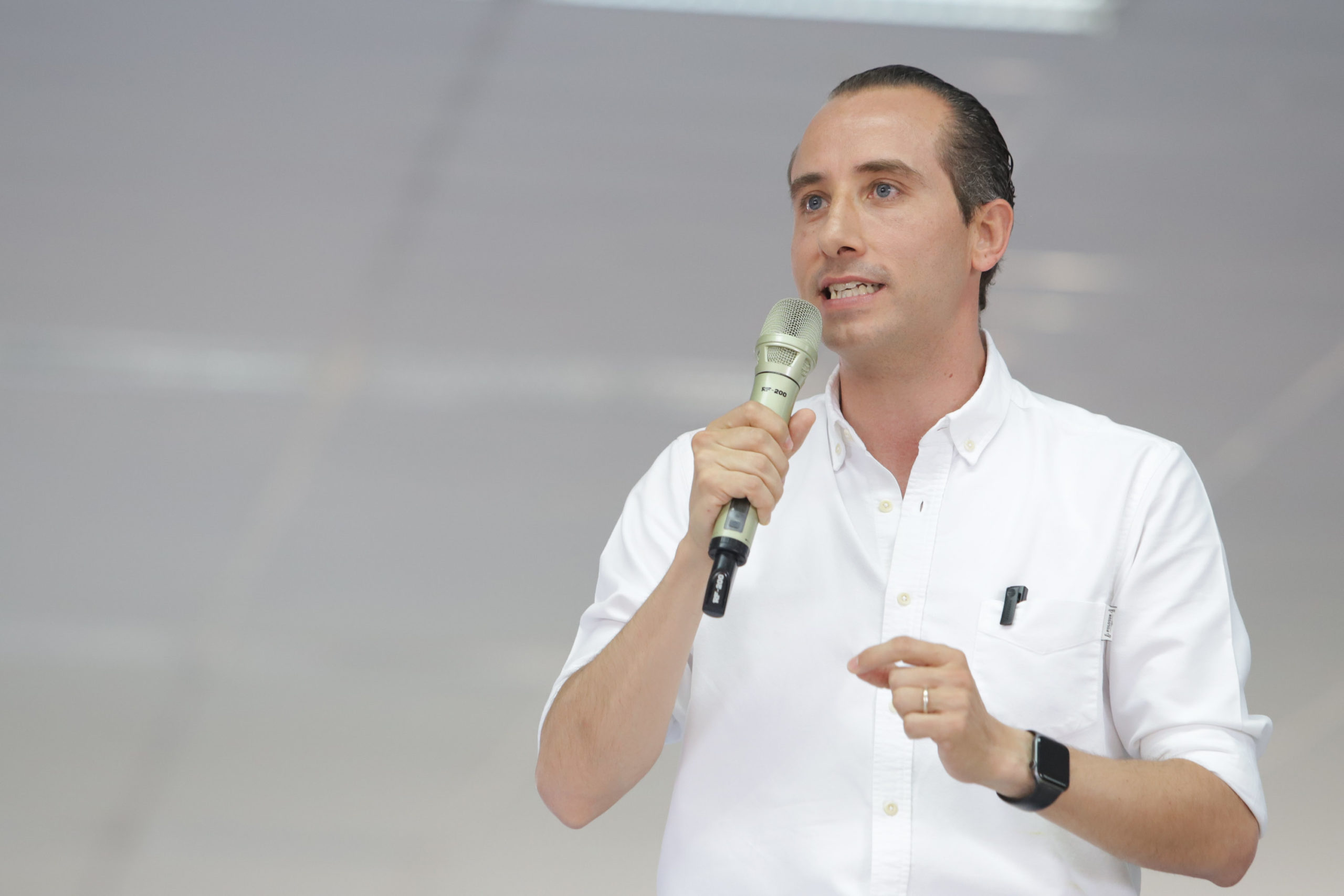 El dirigente estatal del PAN en Puebla, Mario Riestra Piña, mantiene silencio ante las acusaciones del gobernador Alejandro Armenta.