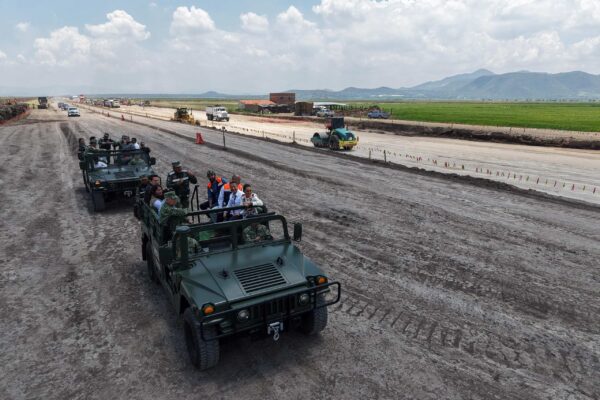 El Tren México-Pachuca mejorará la movilidad con unidades eléctricas capaces de transportar 108,000 pasajeros al día hacia 2027. Foto: Gob MX.