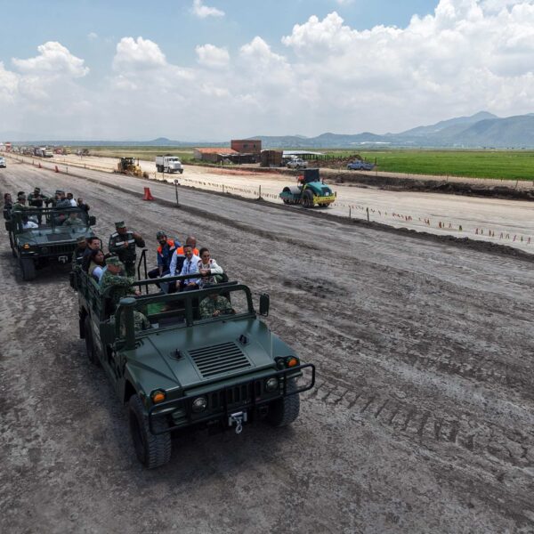 El Tren México-Pachuca mejorará la movilidad con unidades eléctricas capaces de transportar 108,000 pasajeros al día hacia 2027. Foto: Gob MX.