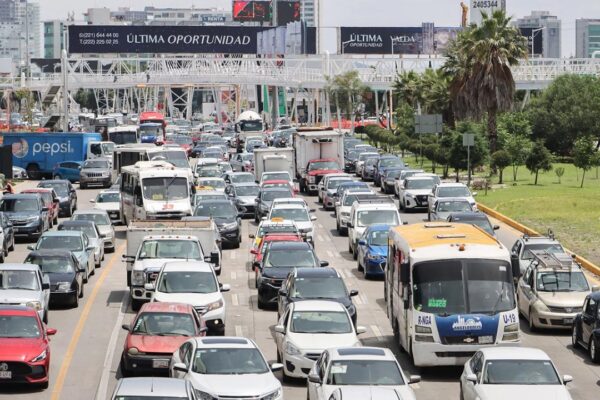 El parque vehicular en Puebla crece a un ritmo acelerado. Entre 2020 y 2024 sumó casi 200 mil unidades nuevas, con un fenómeno que destaca: el boom de las motocicletas, que en cinco años más que duplicaron su número y hoy representan uno de cada seis vehículos en circulación. Foto: La Jornada.