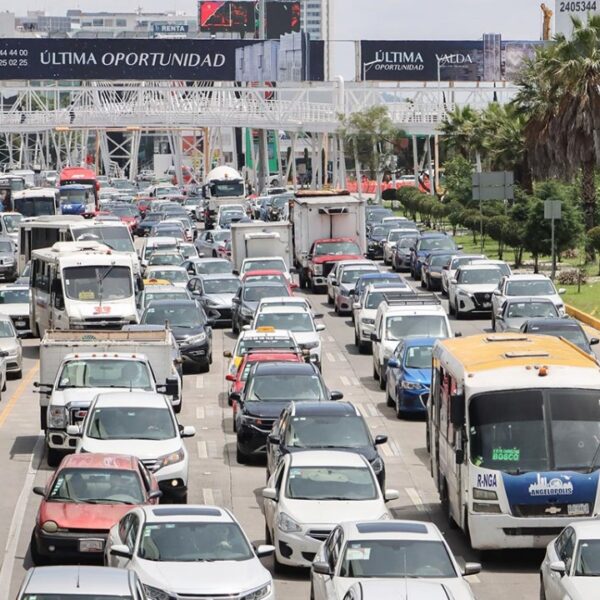 El parque vehicular en Puebla crece a un ritmo acelerado. Entre 2020 y 2024 sumó casi 200 mil unidades nuevas, con un fenómeno que destaca: el boom de las motocicletas, que en cinco años más que duplicaron su número y hoy representan uno de cada seis vehículos en circulación. Foto: La Jornada.