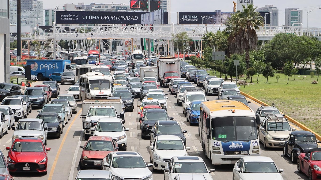 El parque vehicular en Puebla crece a un ritmo acelerado. Entre 2020 y 2024 sumó casi 200 mil unidades nuevas, con un fenómeno que destaca: el boom de las motocicletas, que en cinco años más que duplicaron su número y hoy representan uno de cada seis vehículos en circulación. Foto: La Jornada.