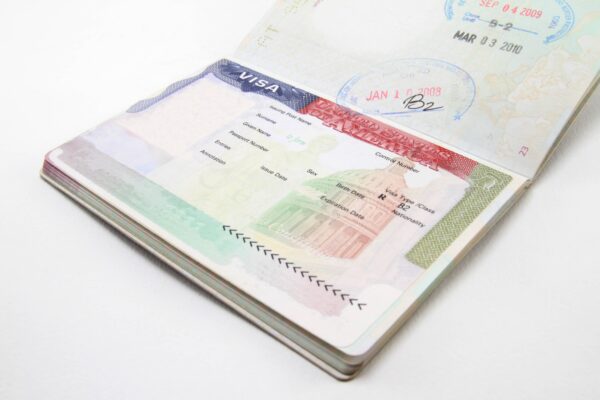 Estados Unidos revisa más de 55 millones de visados vigentes bajo una política de “evaluación continua”, lo que podría derivar en cancelaciones o deportaciones, incluso de personas que ya se encuentran dentro del país. Foto: Info Digna.