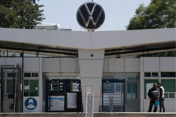 Volkswagen de México y SITIAVW alcanzaron un acuerdo salarial de último minuto que evitó la huelga.