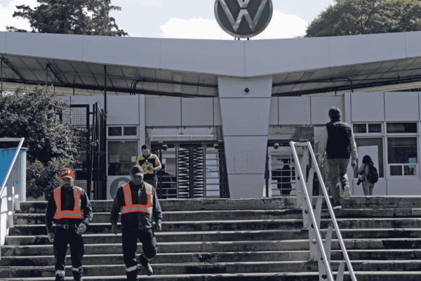 Volkswagen reducirá en 25% la producción de su planta en Puebla a partir de octubre.