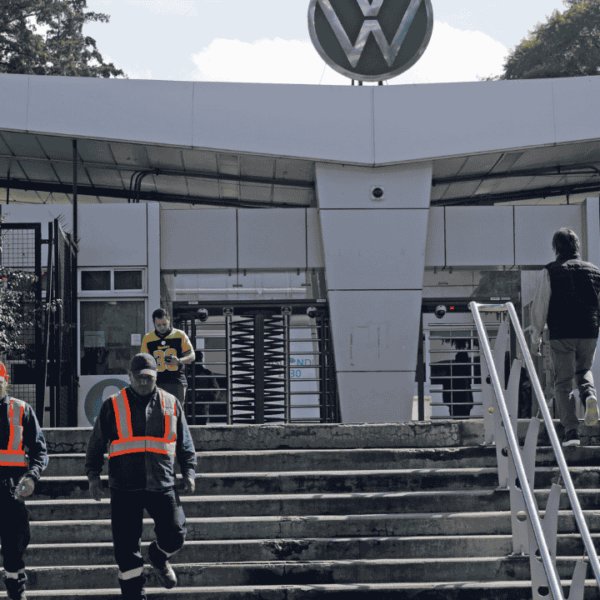 Volkswagen reducirá en 25% la producción de su planta en Puebla a partir de octubre.