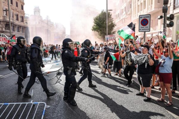 La Vuelta a España concluye sin podio tras protestas propalestinas en Madrid.
