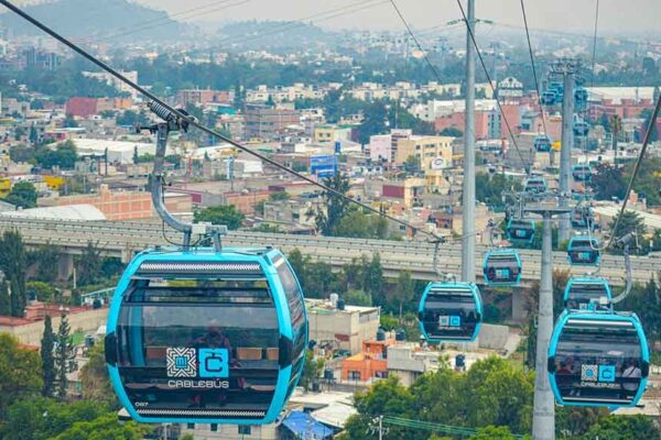 El trazo del cablebús priorizaría ir sobre camellones para evitar tala de árboles o afectar la privacidad de las viviendas. Foto: Esimagen.