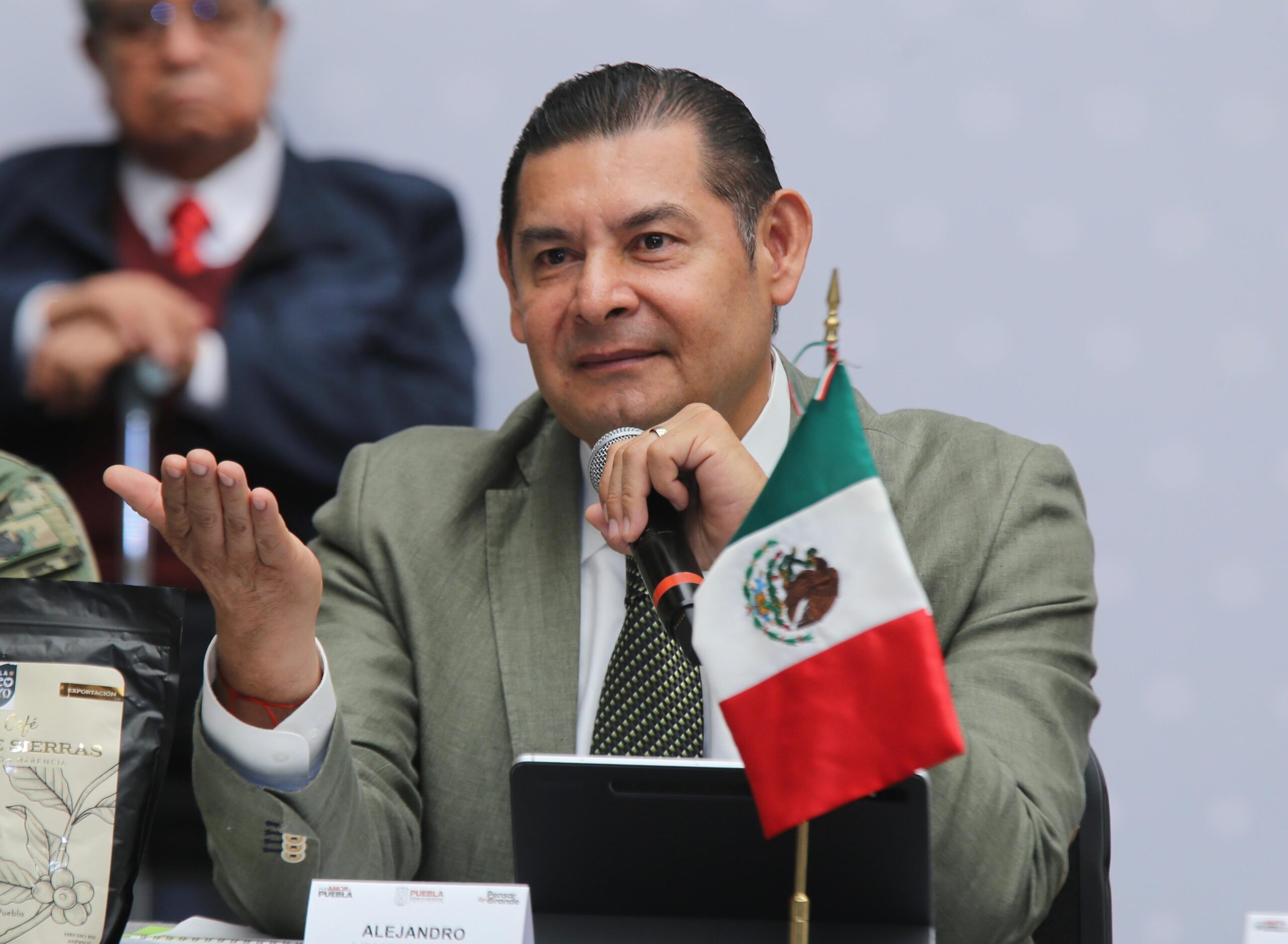Armenta responsabiliza a Simitrio y la UPVA 28 de Octubre por la quema de la unidad del RUTA durante la protesta de normalistas. Foto: Gob Puebla.