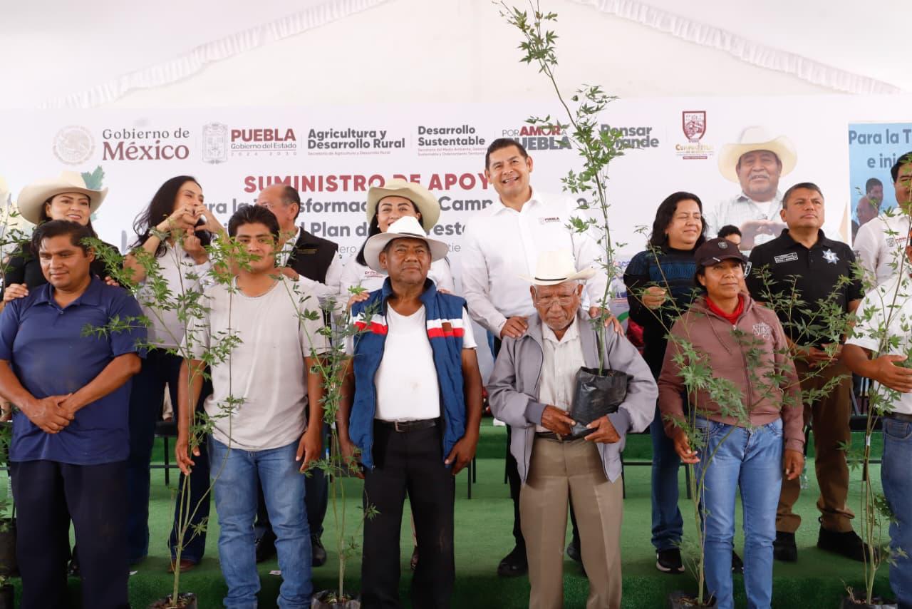 El gobernador Alejandro Armenta puso en marcha el Plan de Reforestación 2025, que beneficiará a nueve municipios y 5 mil 900 hectáreas de superficie forestal. Foto: Gob Puebla.