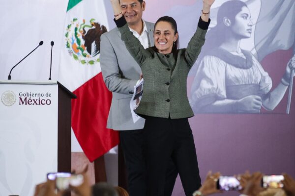 Sheinbaum destaca programas sociales y coordinación con Armenta durante su visita a Puebla. Foto: X @armentapuebla_