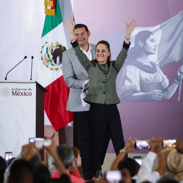 Sheinbaum destaca programas sociales y coordinación con Armenta durante su visita a Puebla. Foto: X @armentapuebla_